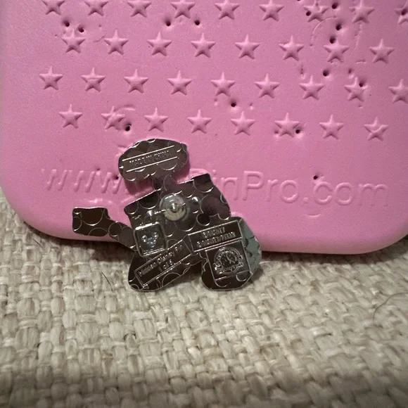 Pixar Wall-E Pin - Picture 3 of 4